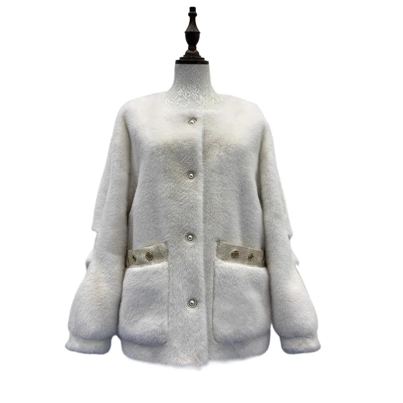 เสื้อคลุมขนเฟอร์เทียมสีขาวสไตล์ฝรั่งเศส ให้ลุคหรูหรา เรียบเนียน นุ่มละมุน ดูมีระดับ สวมใส่สบาย เหมาะสำหรับออกเดทหรือใส่ทำงาน