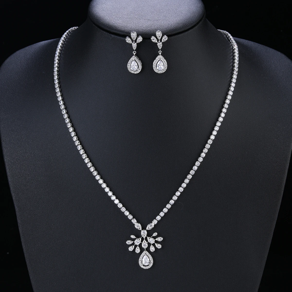 

Bridal Jewelry Crystal Cubic Zirconia Flower Necklace and Earring Set, Suitable For Wedding Dinner, Girlfriend Gift, CN10470