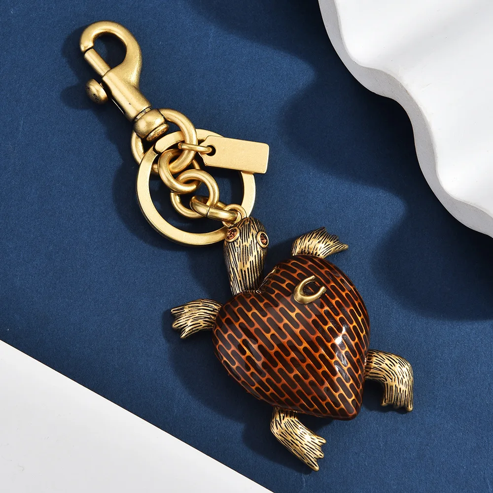 Vintage Schildkröten-Handtaschenanhänger, brauner Emaille-Schlüsselanhänger in Antikgold, Old Money Geldbörsenanhänger, individuelles Etikett, Geschenk für Damen, Designer-Taschen – Detail 6