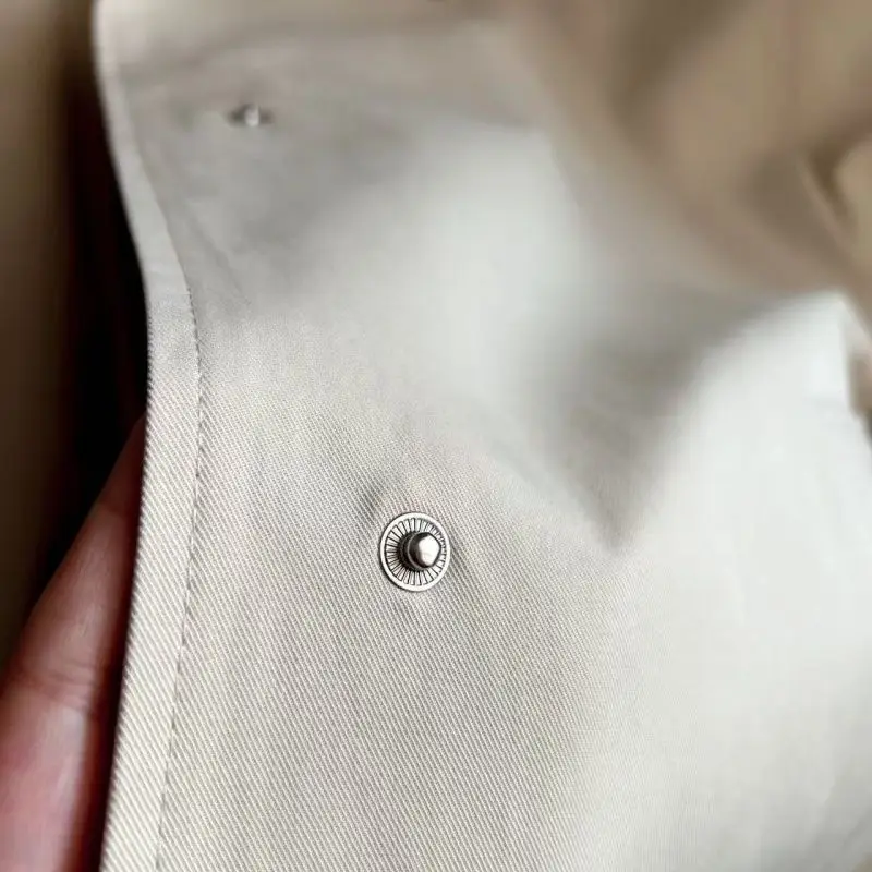 Locker geschnittene Jacke, Oversize, schlichtes Hemd, Basic-Trenchcoat für Damen, mit Revers, einreihig, einfarbig, mit Taschen, Mantel, koreanischer Boyfriend-Stil, Neu. – Detail 2