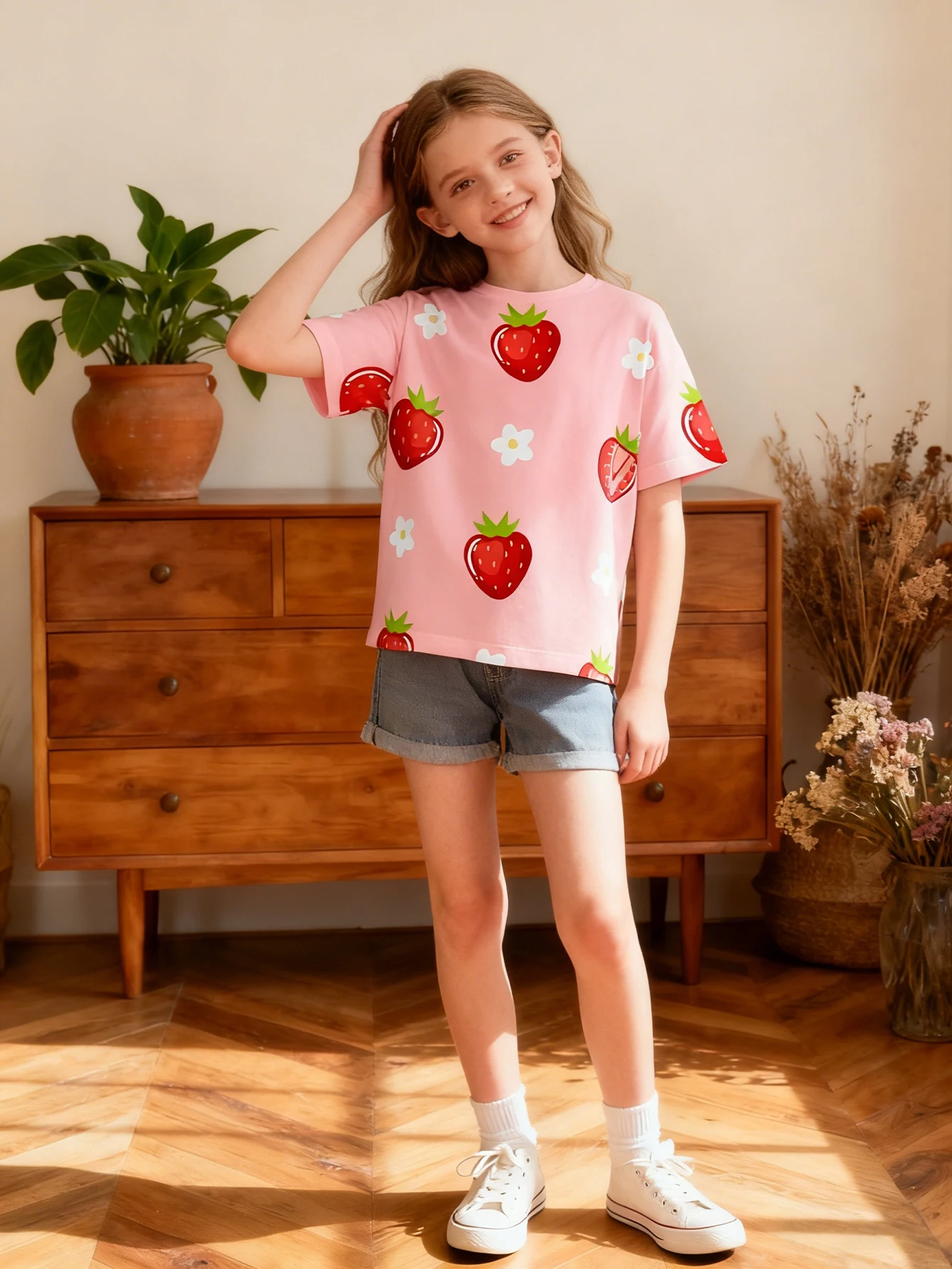 

2026 Girls strawberry small floral print short-sleeved T-shirt, children's casual vacation crew neck top summer wear