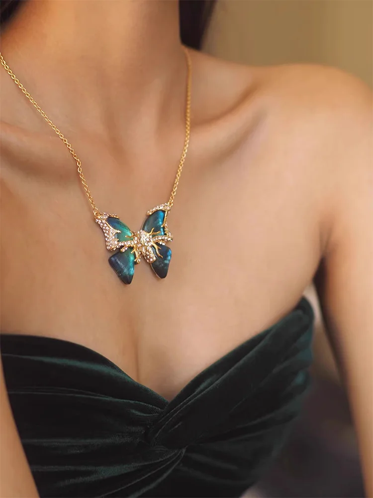 قلادة فراشة زرقاء مطلية بالذهب عتيقة مع كريستالات الزركون - مجوهرات بيان للنساء