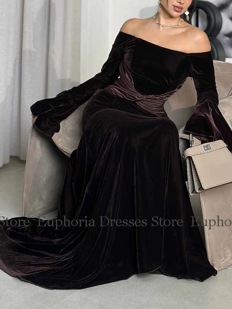 دبي المرأة فستاين سهرة/فساتين الحفلات القطيفة غمد/عمود فستان المشاهير البني خارج على الكتف الطية الكشكشة فستان سهرة نسائي