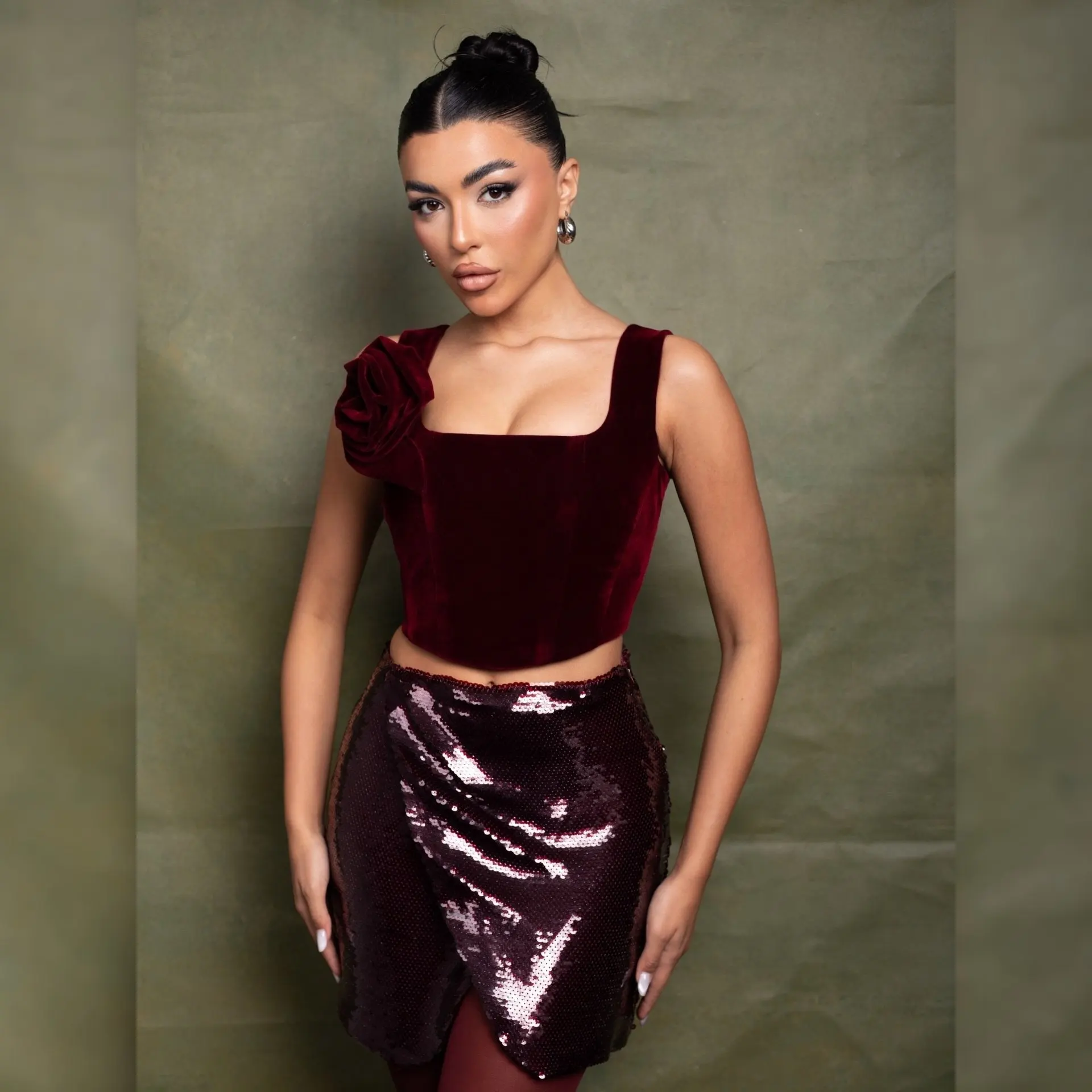 

Сексуальная блестящая юбка с пайетками для ночного выхода Темно-красная облегающая мини-юбка с разрезом по бокам Модные блестящие коктейльные юбки с высокой талией