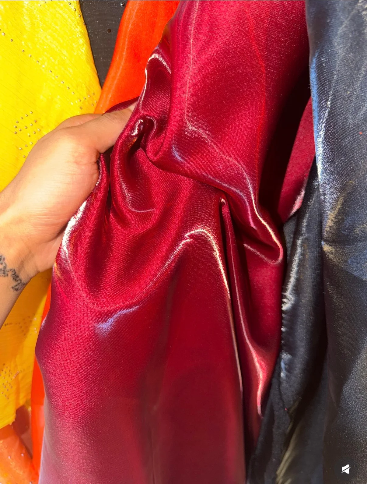 Red ultra-bright liquid crystal thick satin fabric firm and high-end material suitable for sewing coats suits andevening dresses