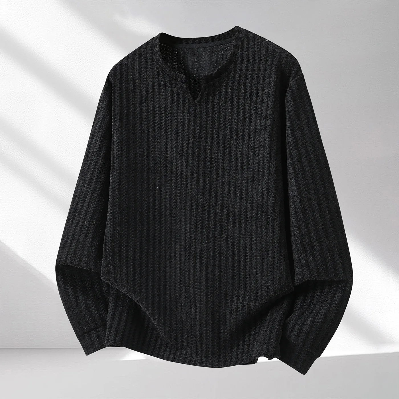 Camiseta masculina de manga comprida, estilo casual e descontraído, com textura em espinha de peixe e decote em V, ideal para a primavera e o outono, 
