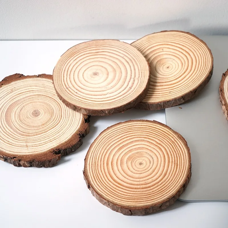 1 قطعة شريحة الخشب الطبيعي كوستر شجرة الصنوبر حلقة الركيزة الثقافية الإبداعية يدويا تخدم صينية حامل رقائق خشب الصنوبر الحلي