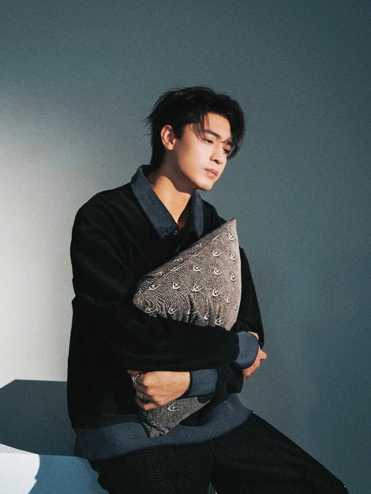 cuscino-in-denim-waed-nuova-collezione-estate-2025-con-logo-quater-in-night-accessorio-alla-moda-per-uomini-donne-e-bambini-di-quater-in-night