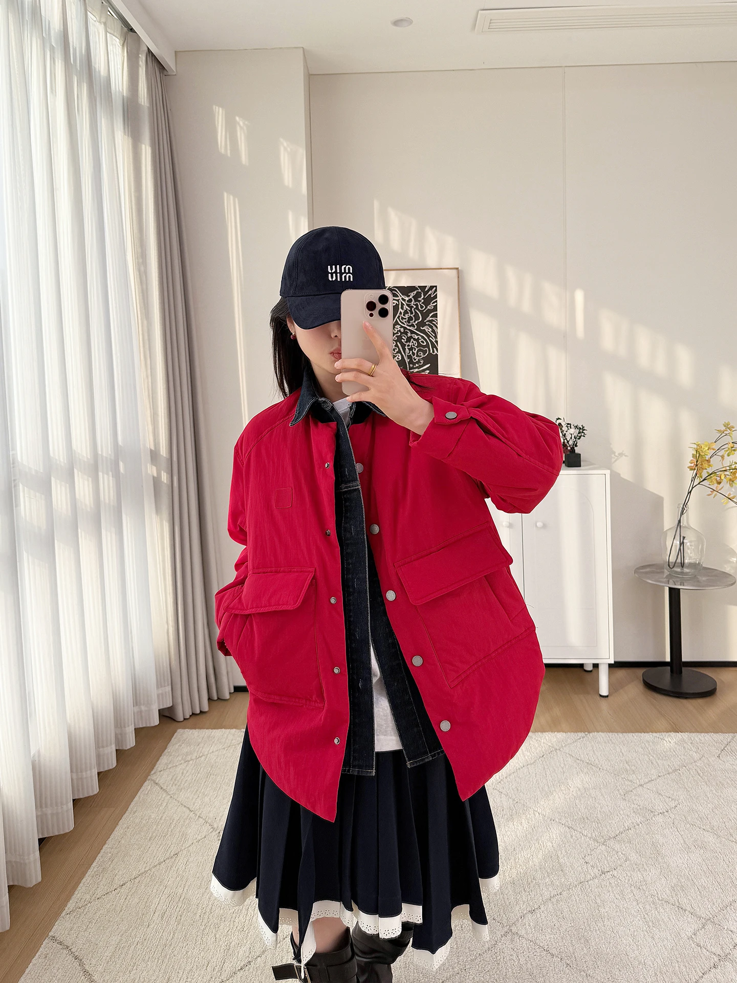 

Свободная женская стеганая куртка из красного пуха с 90% белого хлопка и джинсовыми вставками, повседневная, в стиле пэчворк, для праздников