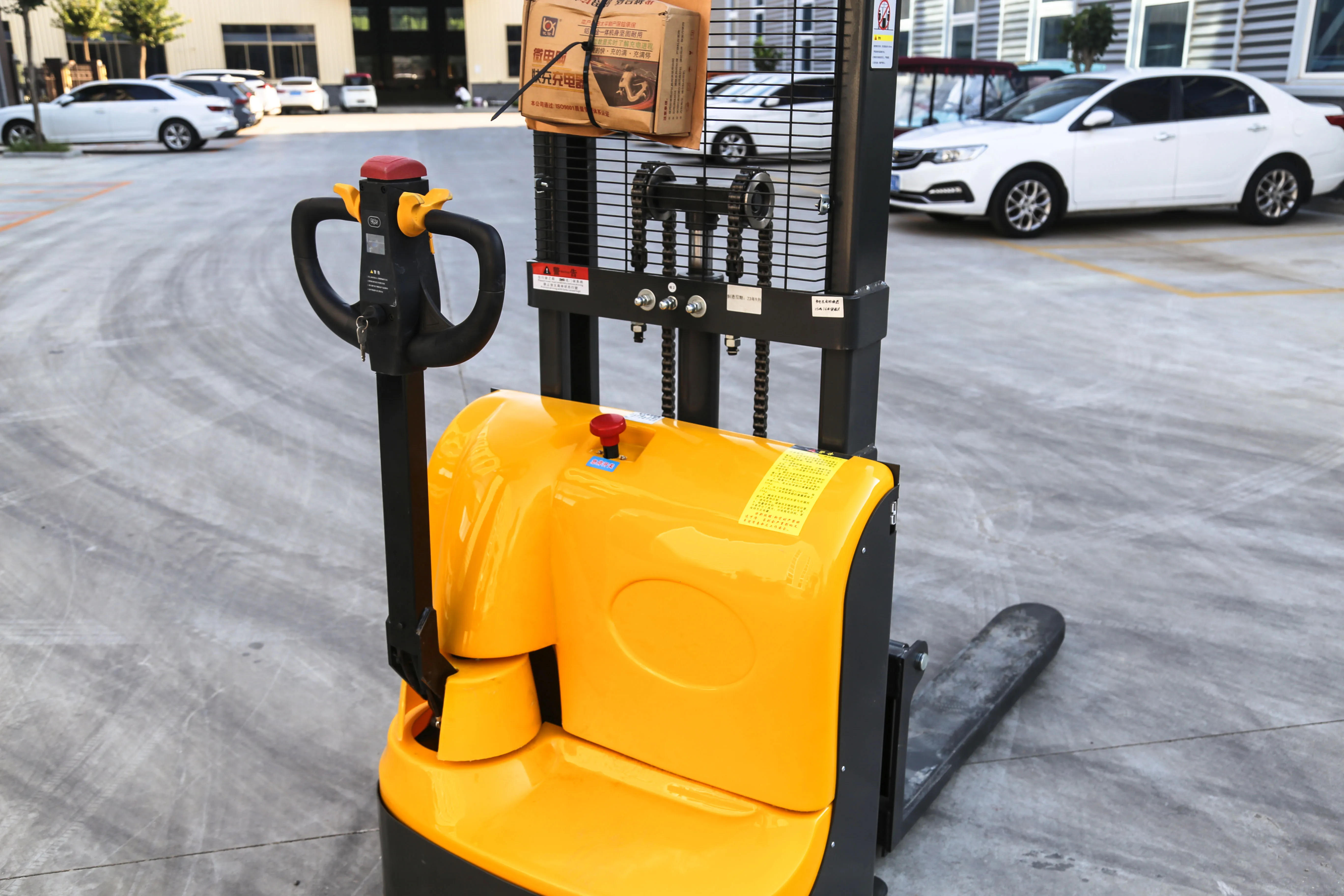 Electric Stacker Truck Pallet Lift Stacker Capacity 1000/2000kg Full Electric Forklift in Warehouse