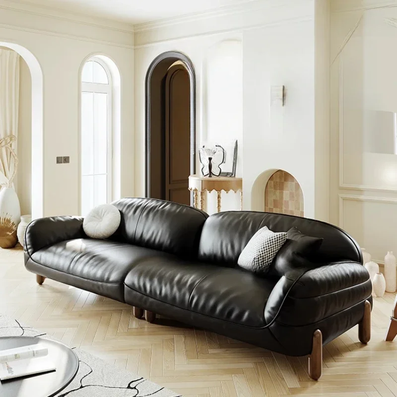 Großes Sofa aus schwarzem Rindsleder, Wohnzimmer, kleine Wohnung, erste Schicht aus Rindsleder für drei Personen, schwarze Lederkunst mit gerader Reihe