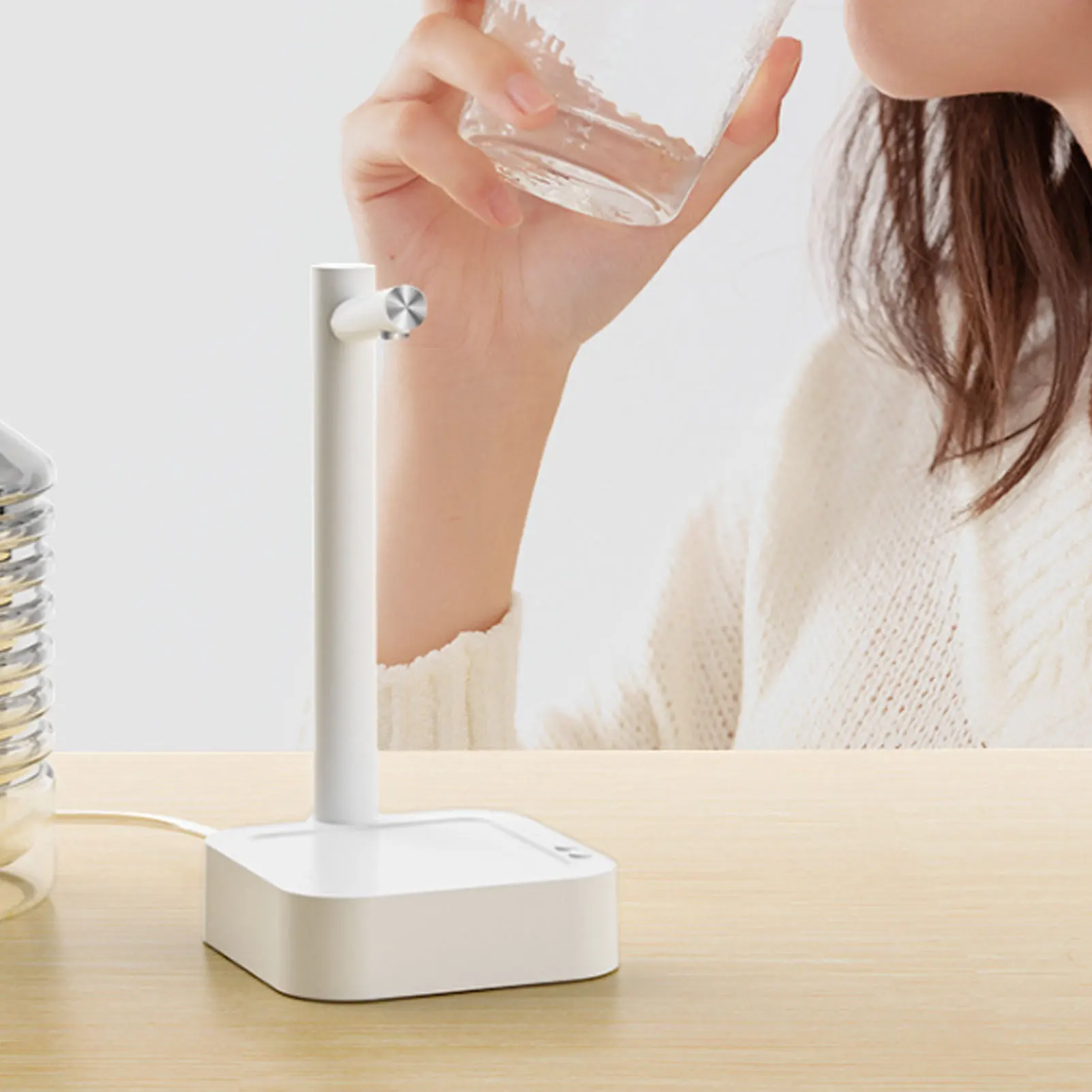 موزع مياه كونترتوب 7 مراحل مضخة مياه كمية محمولة بيضاء لسطح المكتب الكهربائية لغرفة المنزل والمكتب والتخييم