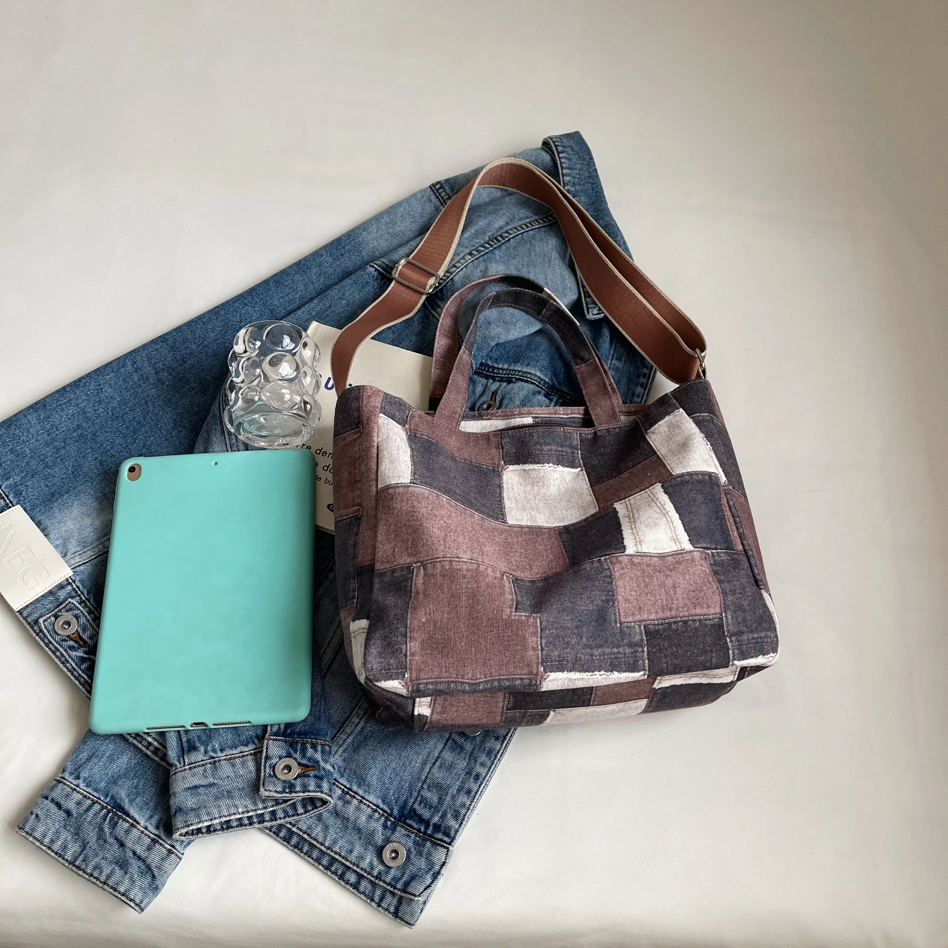 A high-volume denim patchwork fabric color-checkered Butow bag for ladies on the go, on the go, on the go and on the road