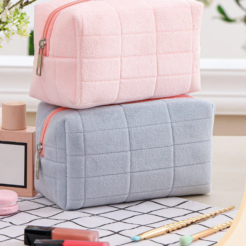 Cute Fur Makeup Bag for Women Travel Make Up Toiletry Bag Washing Pouch Plush Pen Pouch Zipper Large Solid Color Cosmetic Bag