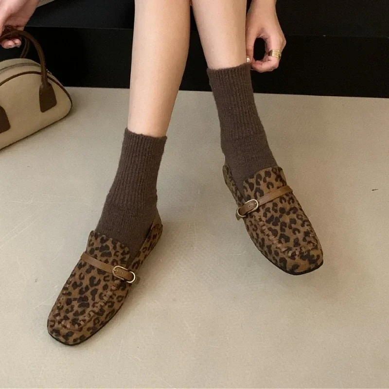Scarpe basse eleganti in pelle scamosciata con punta quadrata Scarpe basse da donna con fibbia per cintura Comfort Scarpe casual Calzature autunnali Mocassini retrò leopardati da donna