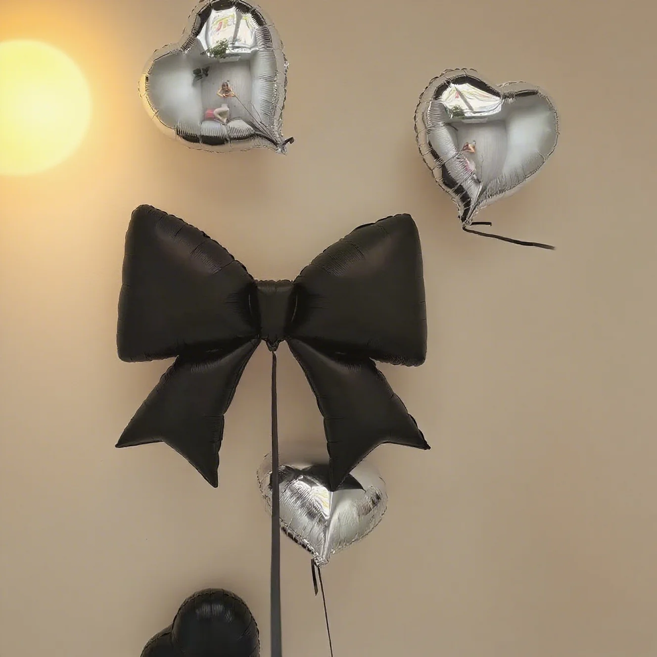 Schleifen-Liebes-Set: Ein Set aus schwarzen Schleifen und silbernen Herzen, geeignet zur Dekoration von Valentinstag und Jahrestagen – Detail 2