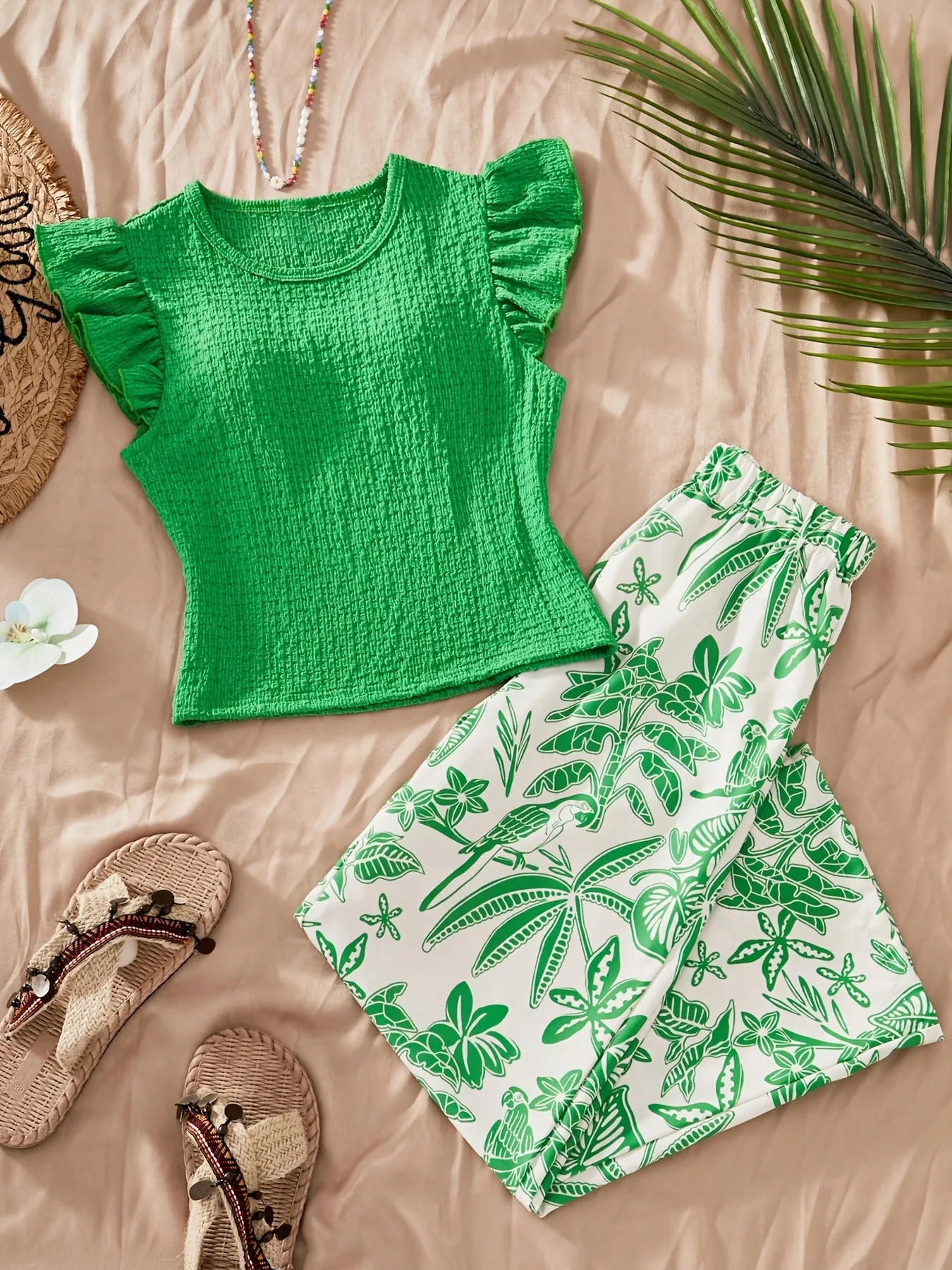 2-teiliges Sommer-Outfit-Set für Mädchen, grünes Crop-Top mit Rüschenärmeln und weitem Bein und Hose mit tropischem Pflanzen- und Vogelmuster – Detail 3