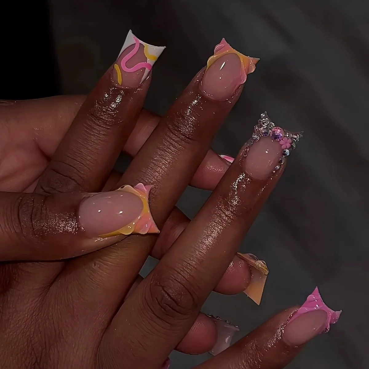 

24pcs Cool Duckbill Nails Press On Nails Wearable 3D Sweet Stripes French False Nails Shiny Diamond Decor Short Fake Nail Art