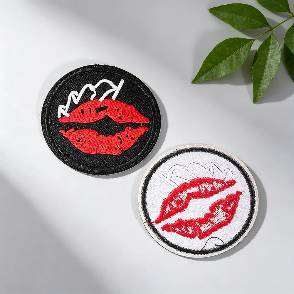 Runde, rotgefärbte Lippen-Kuss-Stickerei zum Aufbügeln, schwarze Basis, selbstklebende Applikation für Streetwear, T-Shirt, Jacke, Tasche, DIY-Kleidungsdekoration – Detail 2