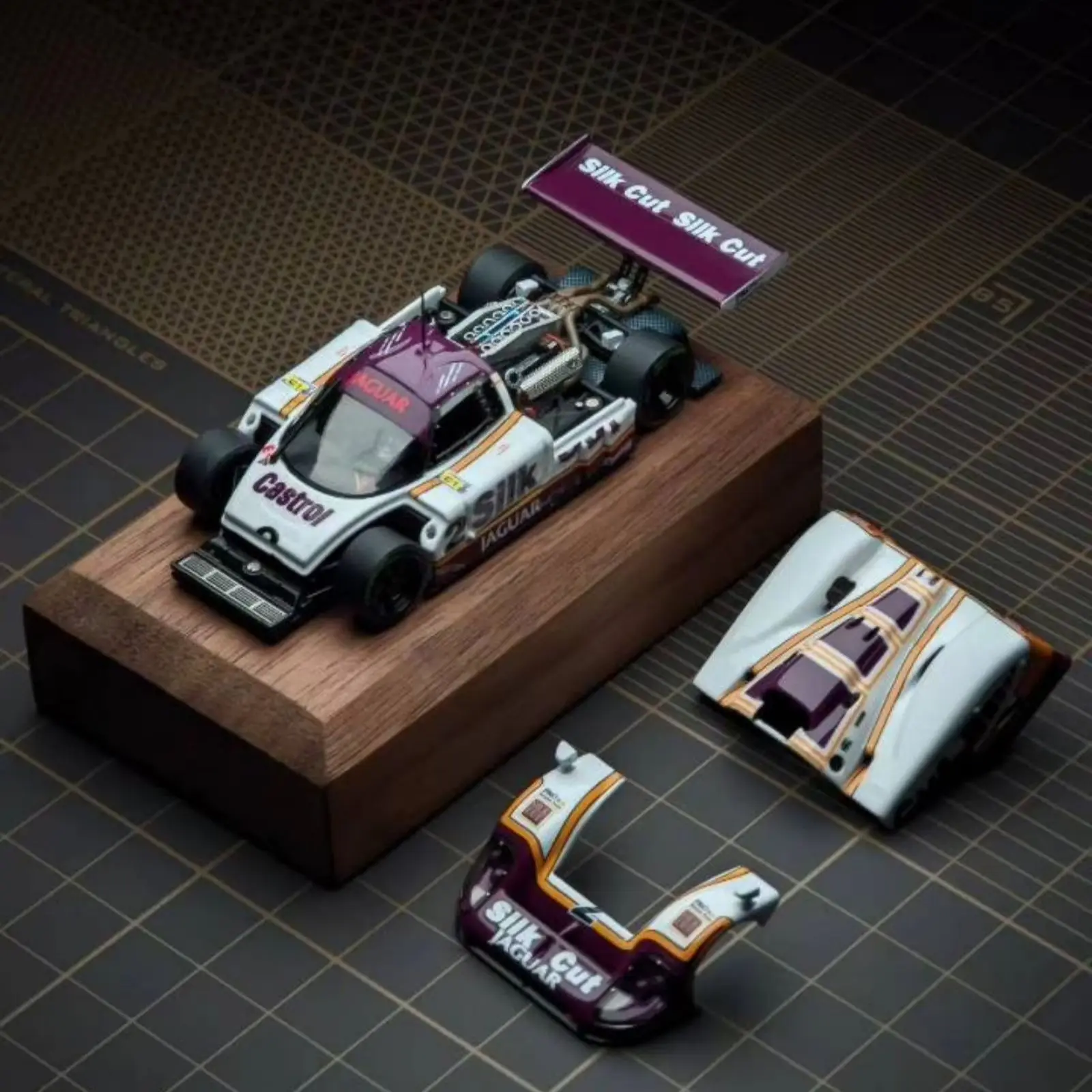 Transcend Model 1:64 Jaguar XJR‑9 Race Car 1988 Le Mans Winner Alloy Diecast Model Car Collectible Gift Ornament