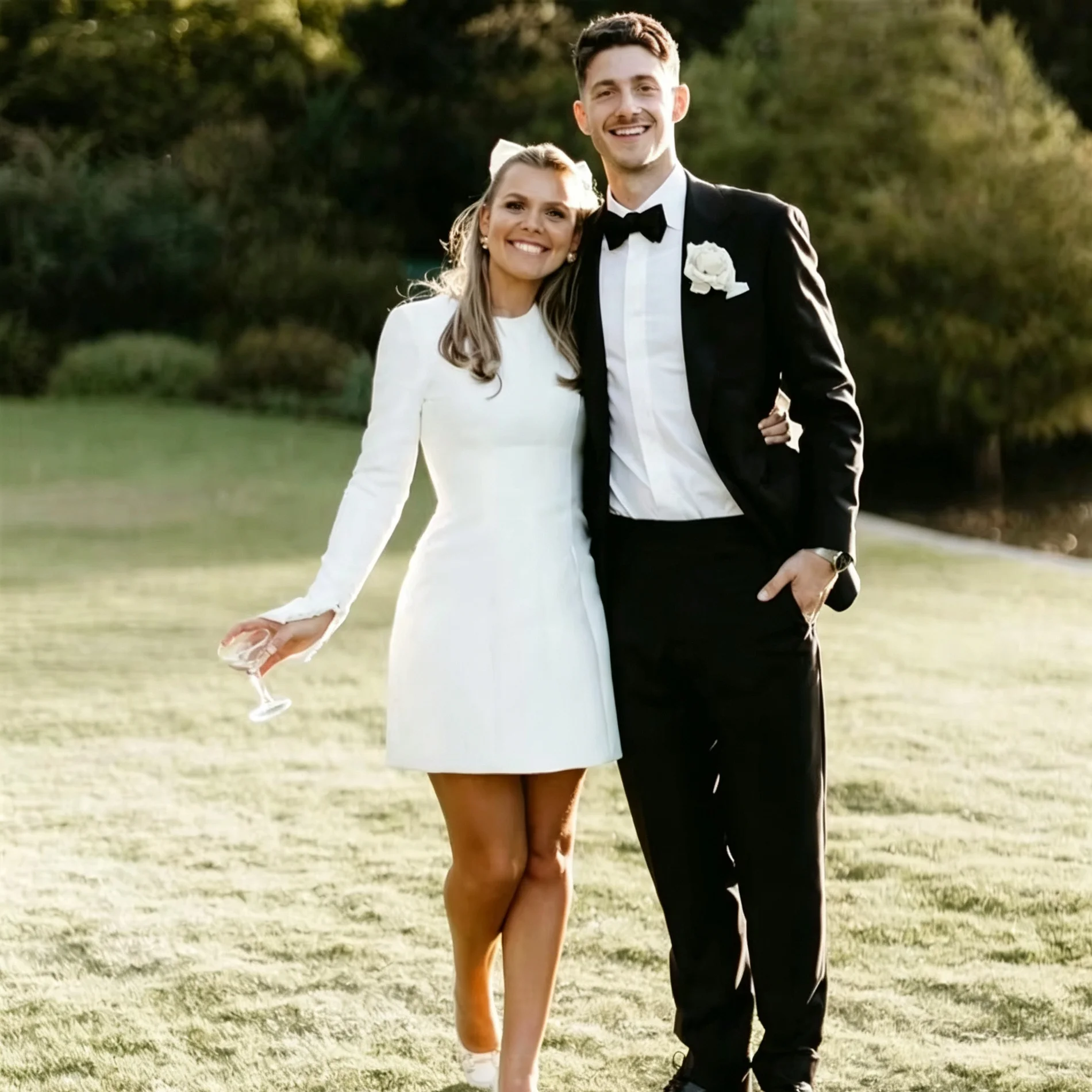 Langärmliges Satin-Kurzbrautkleid mit Rundhalsausschnitt, A-Linie, Mini-Brautkleid, elegantes Elopement-Empfangskleid für die Braut mit Schleier.