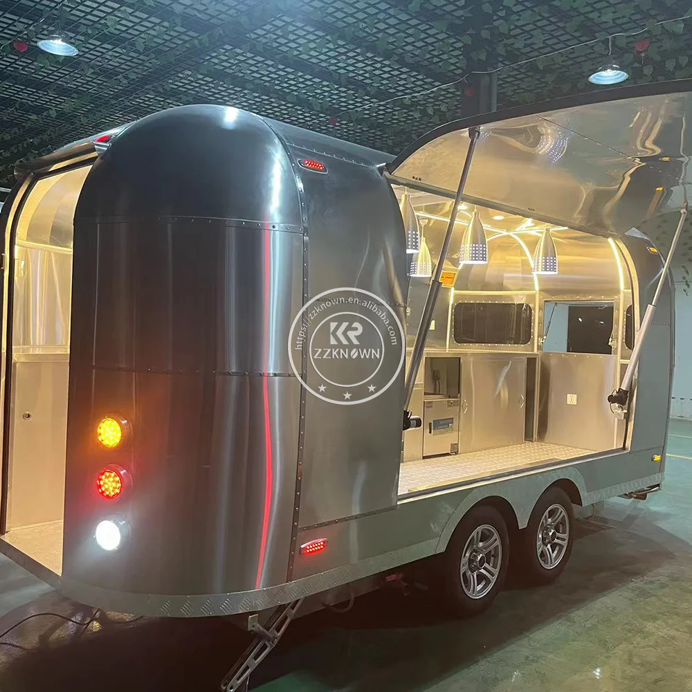 مقطورة بيع طعام متنقلة كبيرة مخصصة ، عربات فواكه آيس كريم للبيع ، خضروات فواكه في السوق ، إسبانيا ،