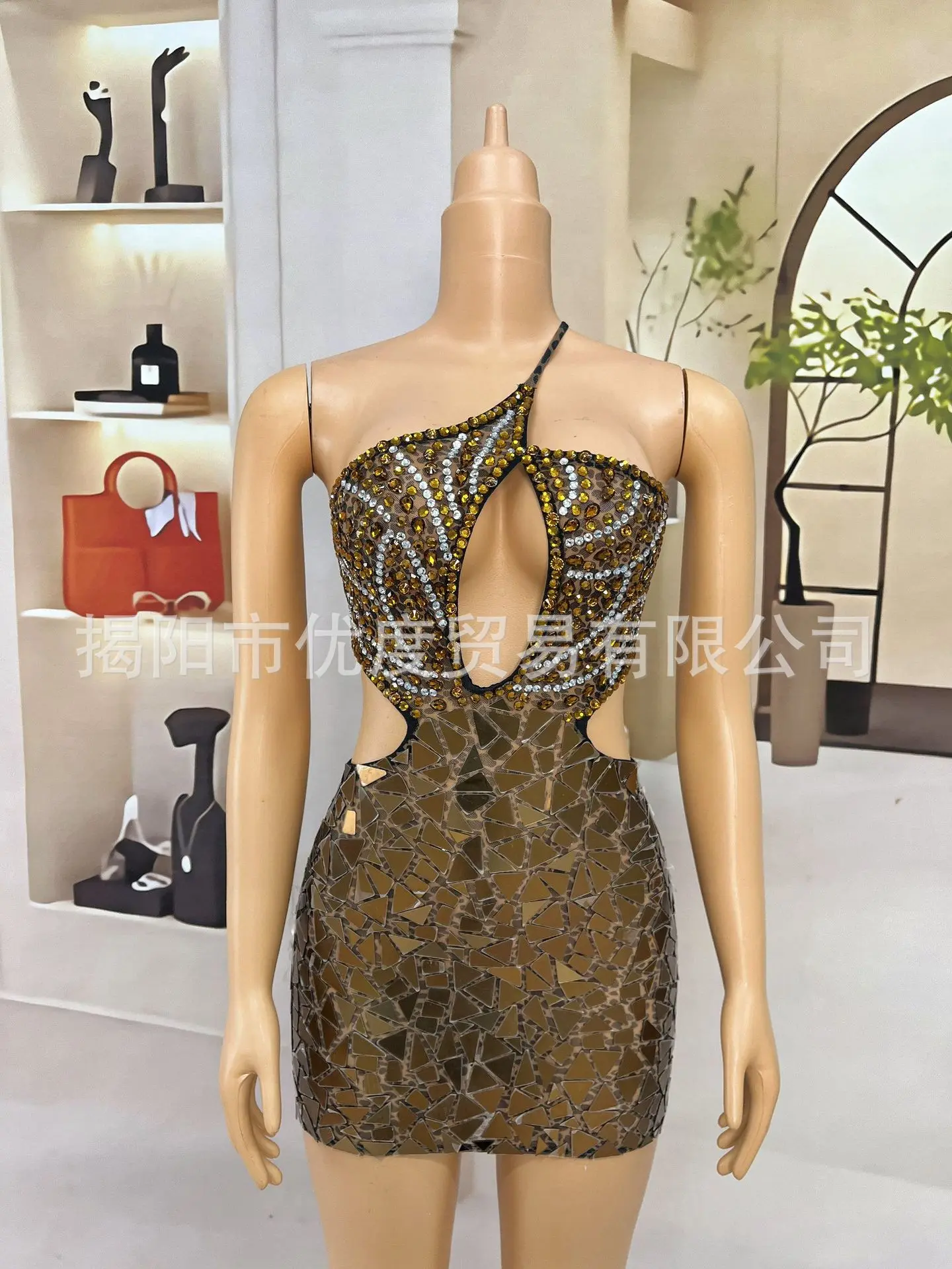 عدسات حجر الراين ذات التصميم المتخصص، تنانير مجوفة بدون ظهر، حفلات الكوكتيل وأعياد الميلاد، وحفلات السجادة الحمراء، وواقي القلب، فيستدو دي غالا