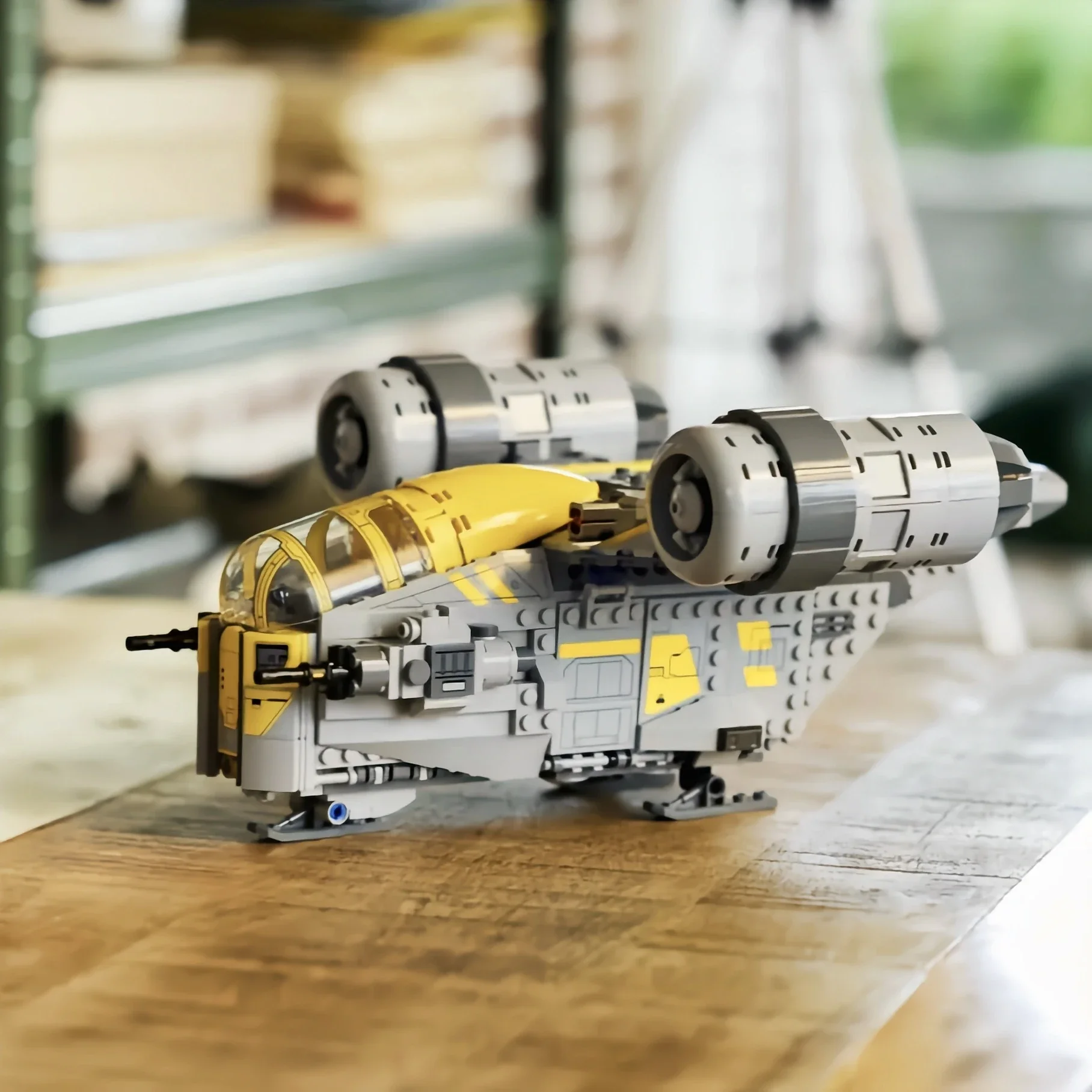 Home Decor 930pcs Star Interstellar Mandalorian's Iconic Ship The Razor Crest Building Blocks Birthday Gifts - view 2