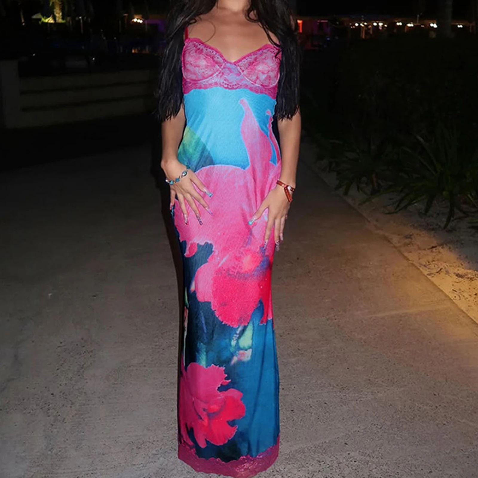 فستان كومباسكي للسيدات صيفي مزين بالزهور والدانتيل وفتحة رقبة على شكل V عميقة وحزام سباغيتي قابل للتعديل بدون ظهر فستان كامي طويل