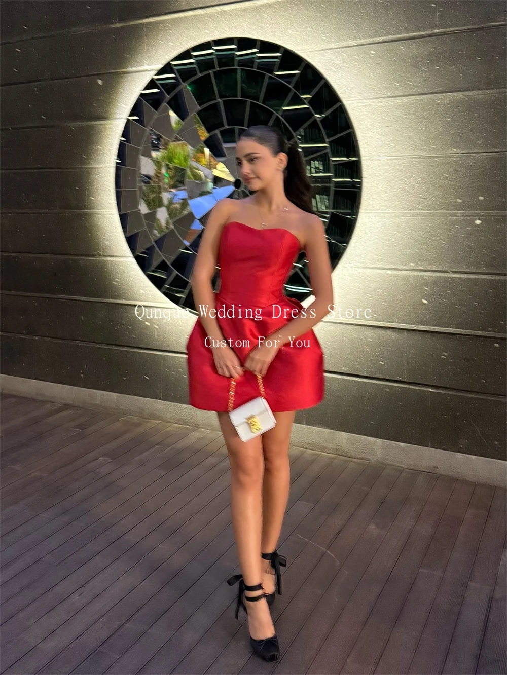 Qunque スイートハート レッド サテン プロムドレス ストラップレス ミニ 膝上 ローブ ド カクテル ノースリーブ セクシー ベスティド デ フィエスタ カスタマイズ