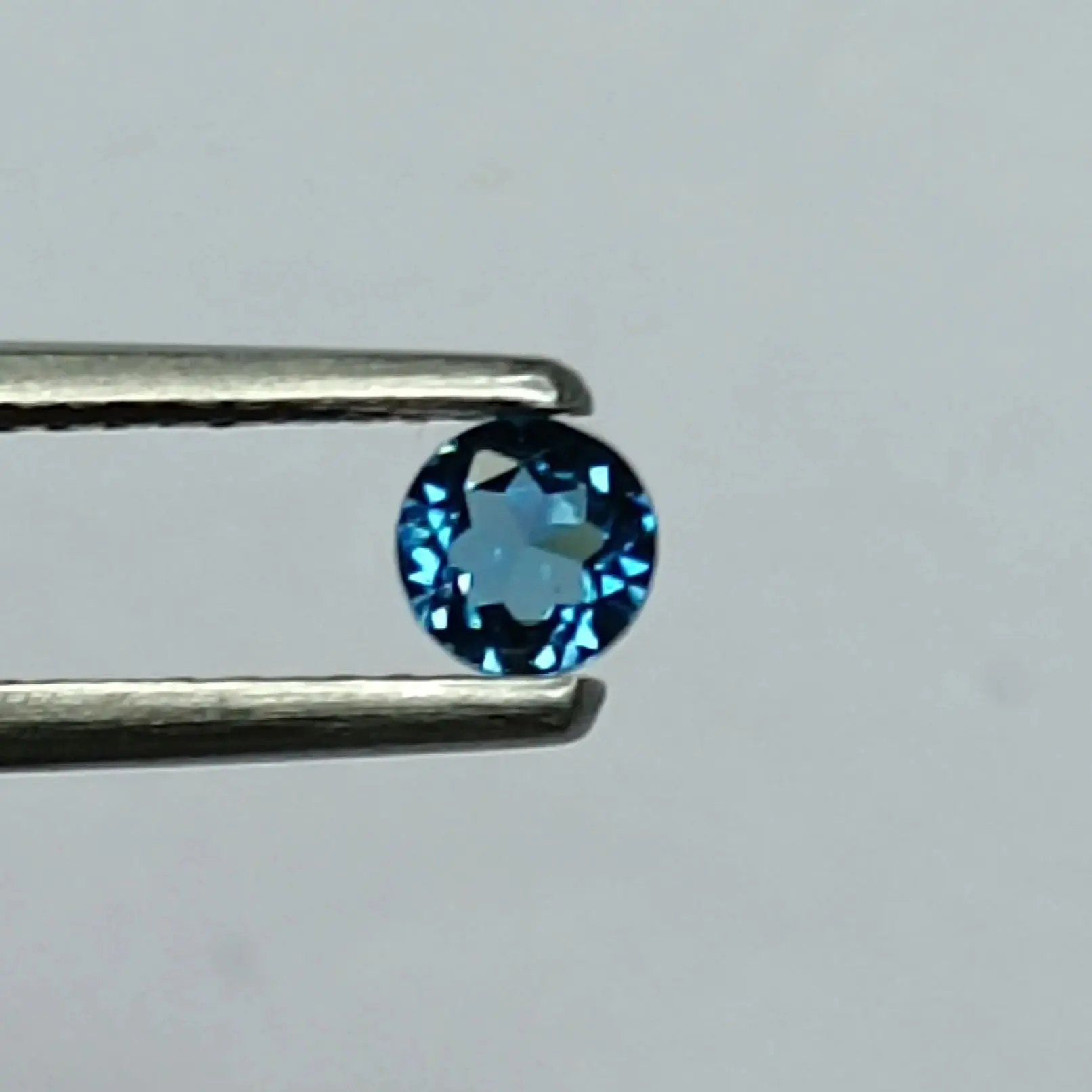 Wholesale Natural London Blue Topaz Round Brilliant Cut AAA Quality VVS Loose Gemstones Size in 3MM-9MM For Jewelry