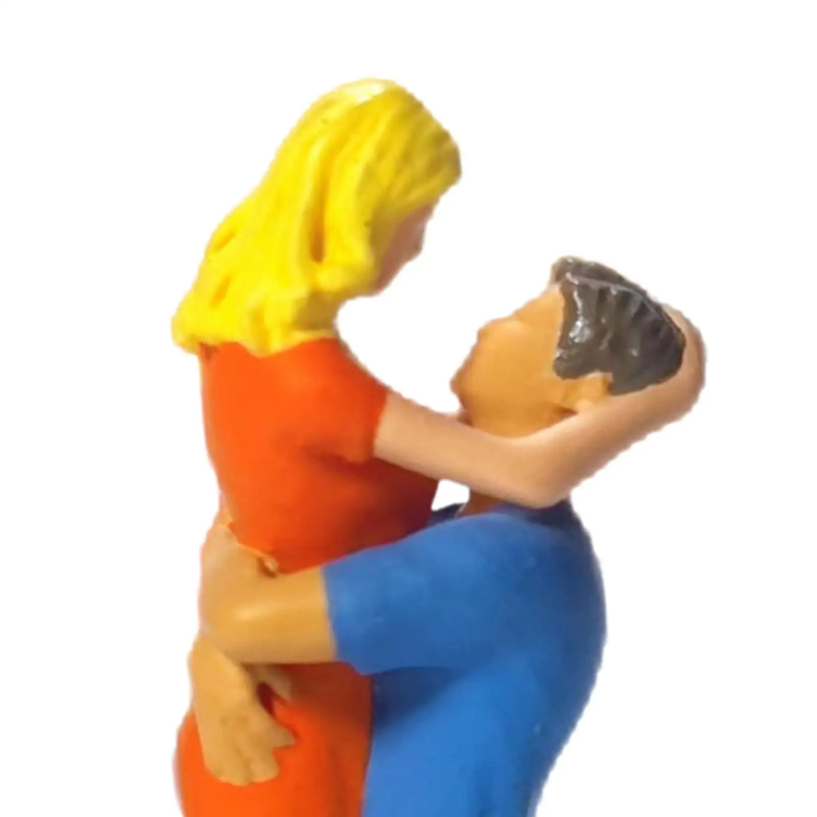 1/64 Hugging Men and Women Model Sand Table Ornament for Diorama Photography