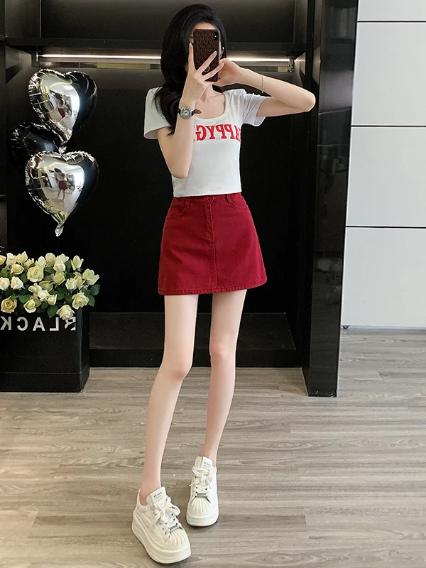 

Комплект из двух предметов: футболка с коротким рукавом и джинсовая юбка, облегающий крой, низкий вырез, повседневный летний наряд для невысоких женщин, красный цвет.