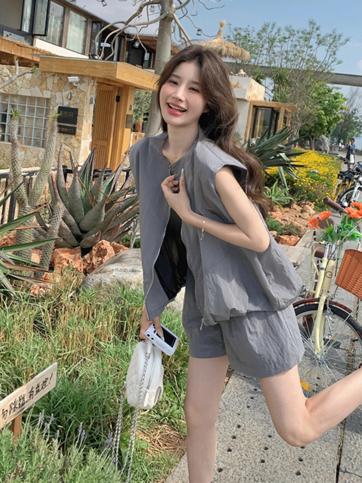 

Летний женский костюм-двойка: укороченный топ и леггинсы, облегающий, скрывающий недостатки, для молодежного образа, повседневный спортивный стиль