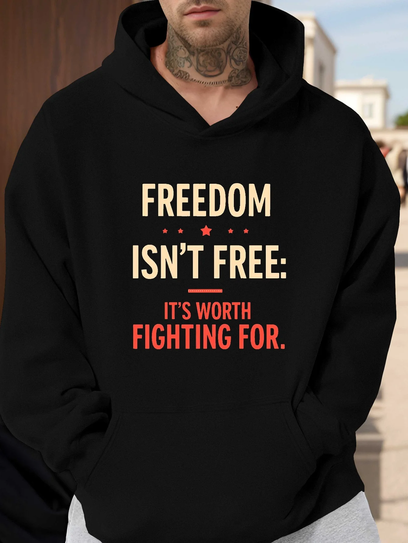 

Мужская патриотическая толстовка с капюшоном «Freedom Isn't Worth Fighting For» — черно-коричневый свободный пуловер с буквенным принтом