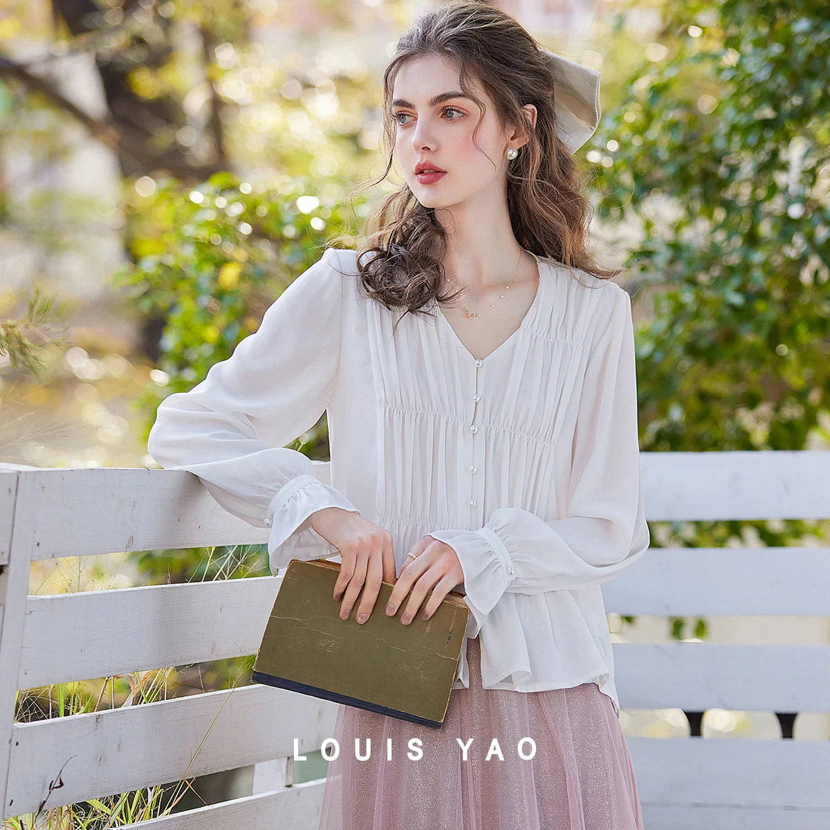 

Женская блузка LOUIS YAO с жемчужными пуговицами, однотонная, универсальная, весна 2026, элегантная, минималистичная, с V-образным вырезом, длинным рукавом, неэластичная