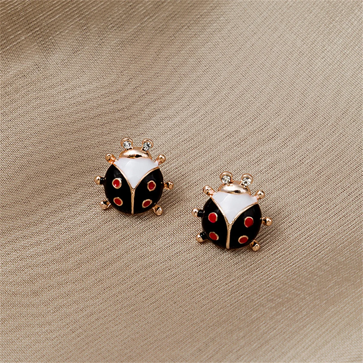 Fashion Cute Red Enamel Ladybug Stud Earrings For Women Vintage Exquisite Lovely Small Insect Animal Earrings Party Jewelry Gift