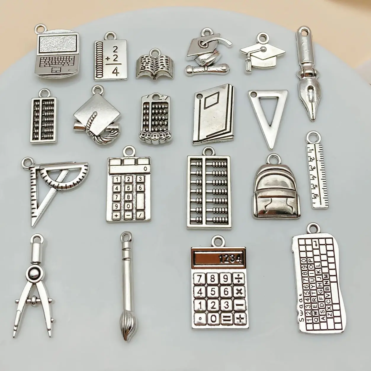 20 Stück Tastatur-, Maus-, Größen- und Taschenrechner-Anhänger aus der Graduation Season Serie, für DIY-Halsketten und Ohrringe zur Schmuckherstellung