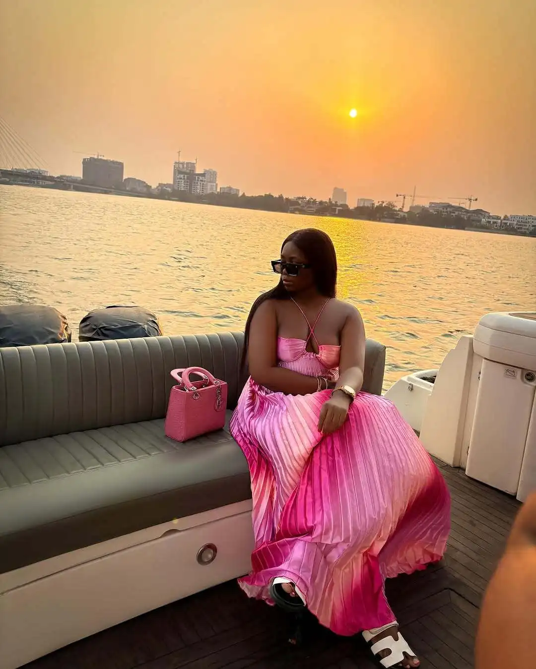 ربيع طويل مثير فستان الشاطئ المرأة الحلو والطازجة حمالة التعادل مطوي المتضخم هيم كبير سوينغ مثير كاميس فستان الشمس