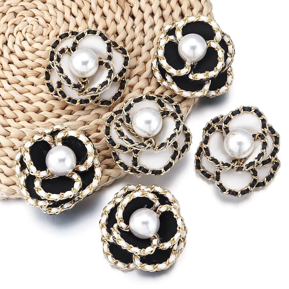 1Pc 패브릭 동백 진주 꽃 패치 의류 바느질 용품에 대한 유행 Applique DIY 공예 모자를 쓰고 있죠 브로치 홈 장식품