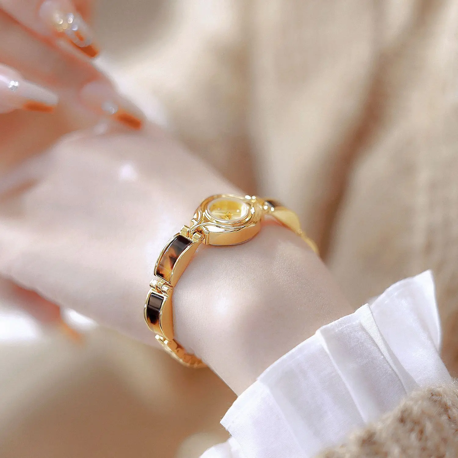 ساعة كلاسيكية عصرية للنساء فاخرة أنيقة كوارتز راتينج سوار ريترو ساعات معصم غير رسمية هدايا جميلة ساعات نسائية