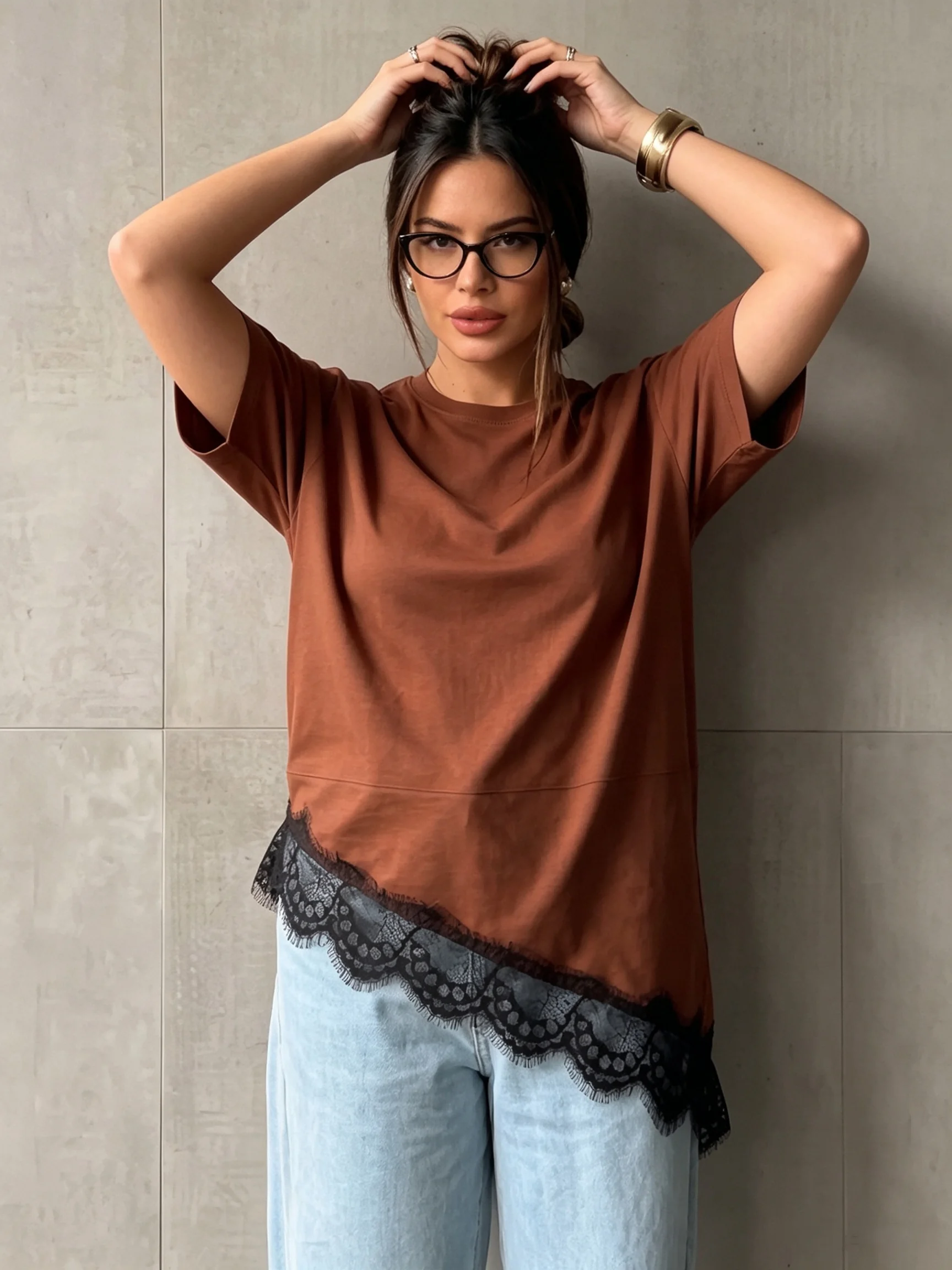 Damen-T-Shirt mit Rundhalsausschnitt und kurzen Ärmeln, locker geschnittenes, einfarbiges Oberteil mit asymmetrischem schwarzem Wimpernspitzenbesatz, Freizeitbluse. – Detail 1