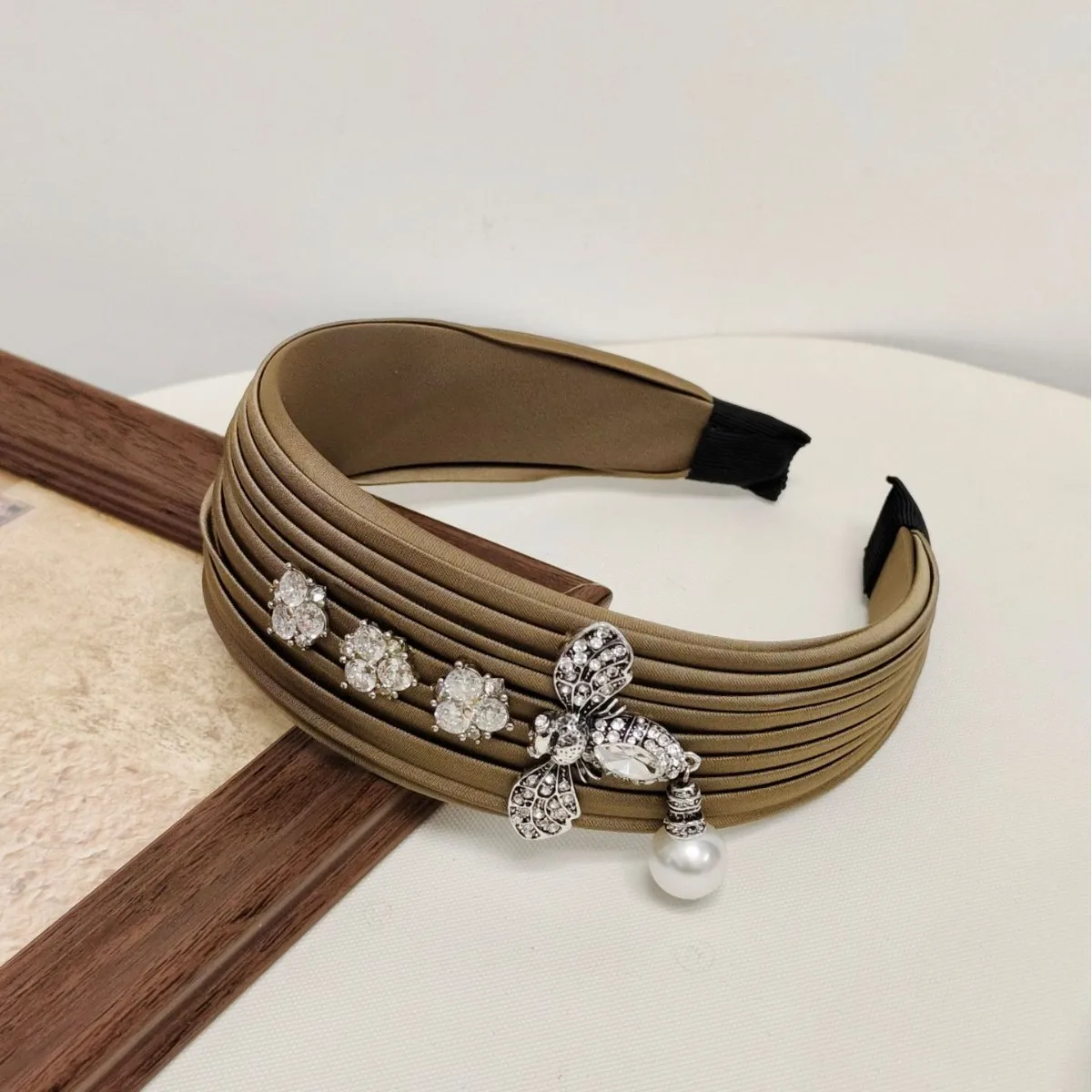 Fascia per capelli a forma di ape con strass vintage pieghettata di fascia alta in stile coreano Accessorio per capelli versatile squisito di lusso semplice