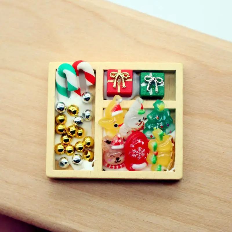 1 Set 3,5 * 3 * 0,5 cm Mini Hängender Baum Modell Puppenhaus Bunte Süßigkeiten Weihnachtsgeschenkbox Urlaub Dekoration Puppenzubehör