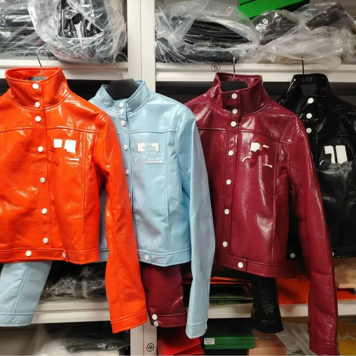 Dámská módní luxusní bunda z umělé kůže s logem French Cou a logem Silhouette, černá, vínově červená, krátký kabát, poloviční sukně - náhled 3