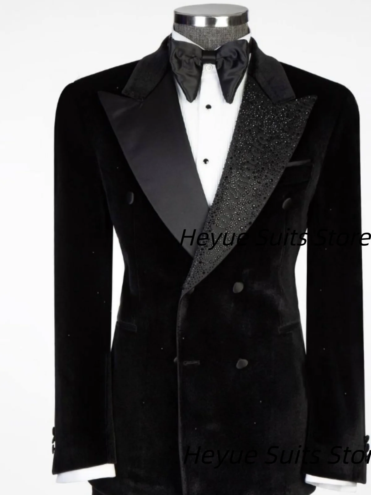 

Роскошные черные бархатные свадебные смокинги для жениха с индивидуальным дизайном, с острыми лацканами, 3-х предметные комплекты, мужские пиджаки для выпускного бала, костюмы для мужчин.
