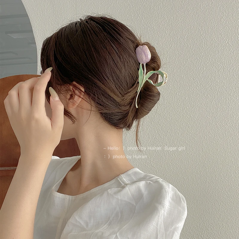 Рисунок 2 - Маленький свежий трехцветный тюльпан