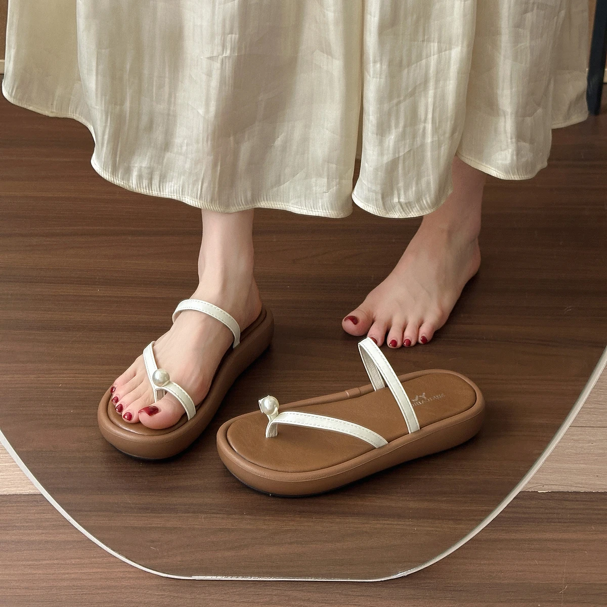2025 Nuevas zapatillas con punta cerrada para mujer, ropa de verano para exteriores, sandalias de playa de fondo plano con hebilla de Metal