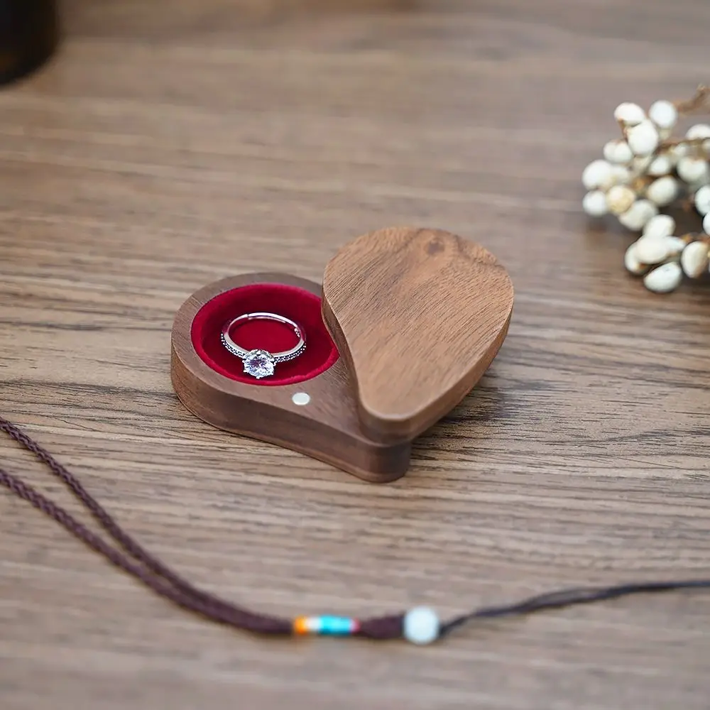 

Шкатулка для обручального кольца из орехового дерева в форме сердца, портативная деревянная шкатулка для украшений с магнитной крышкой, многоразовая коробка для хранения серег, подарок на день рождения