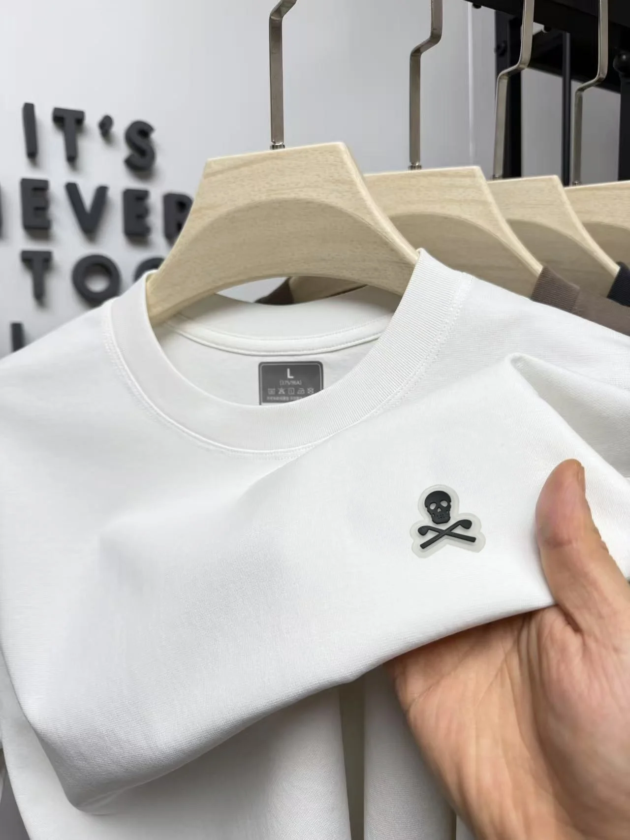 Camiseta de cuello redondo para hombre, de lujo ligero y a la moda, textura cómoda, color sólido, estilo pullover, nueva, sencilla e informal.
